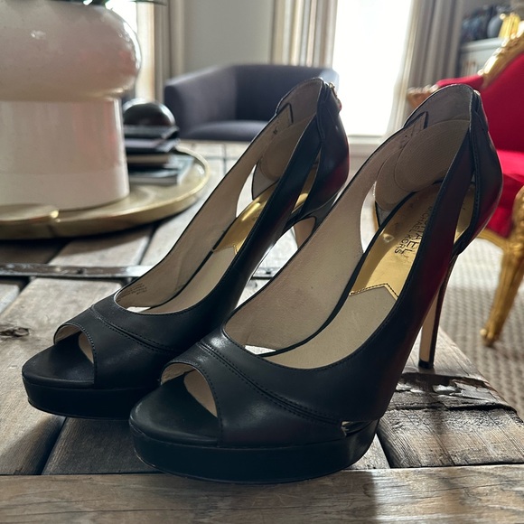 As new BLACK MICHAEL KORS HEELS - Picture 3 of 7